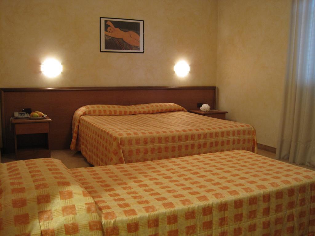 Hotel Italia Carmagnola Værelse billede